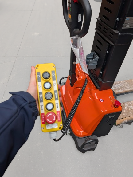 Elektrischer selbstladender Hubwagen